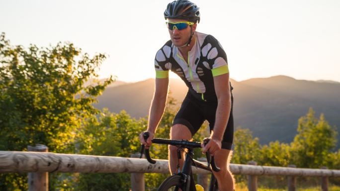 骑自行车的男人共享经济低碳出行绿色新能源