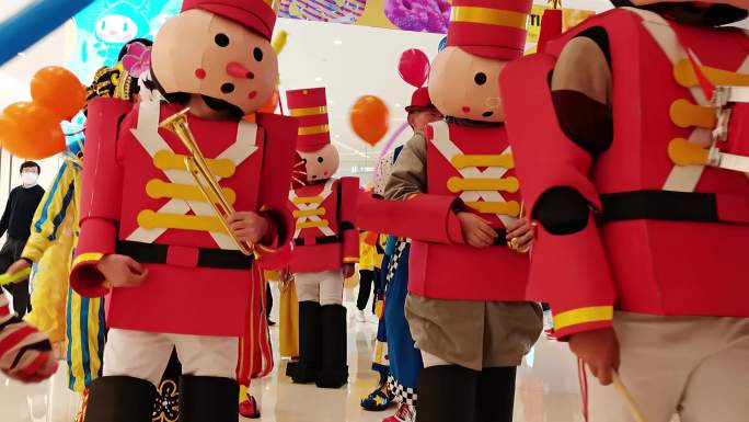 新年游园活动装扮扮装游园卡通小丑迎接新年