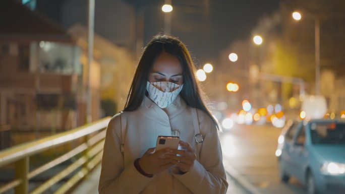 年轻女子在智能手机上发短信