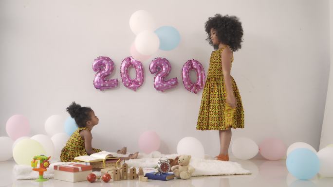 姐妹俩在庆祝2020年新年。