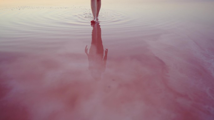 粉红盐湖上行走的女人