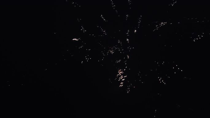 无人机竞速拍摄新年前夜的烟火表演。