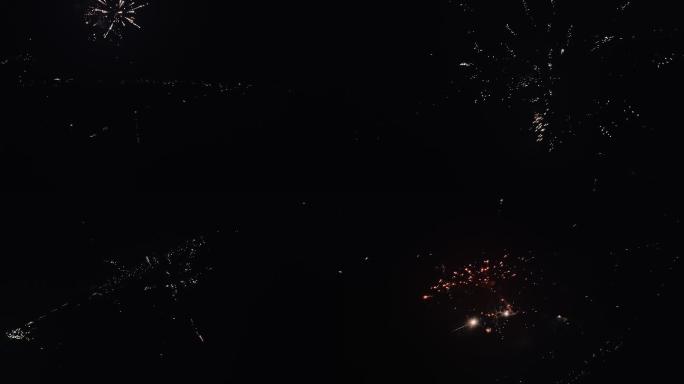 无人机竞速拍摄新年前夜的烟火表演。