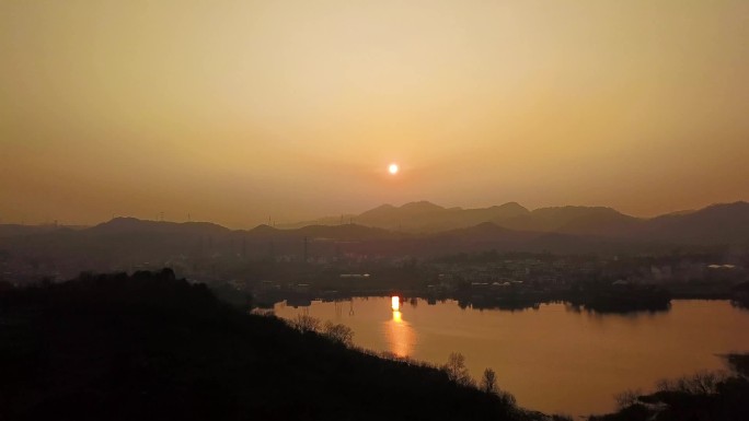 航拍日落群山，远山近水，黄昏日落