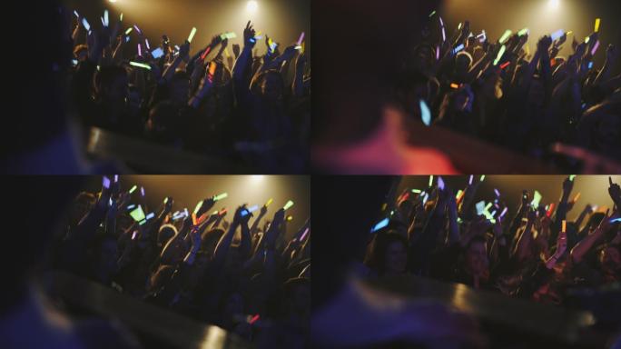 音乐会上的人群挥舞着各种颜色的荧光棒。