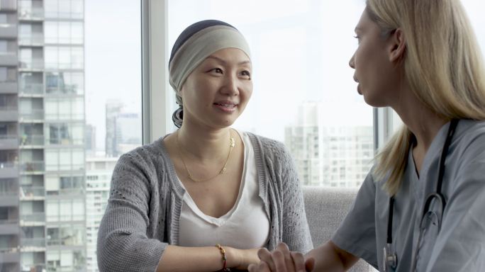 与患者交流的医生沟通交谈女性