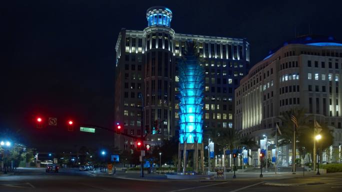 市政厅广场在夜间灯火通明。