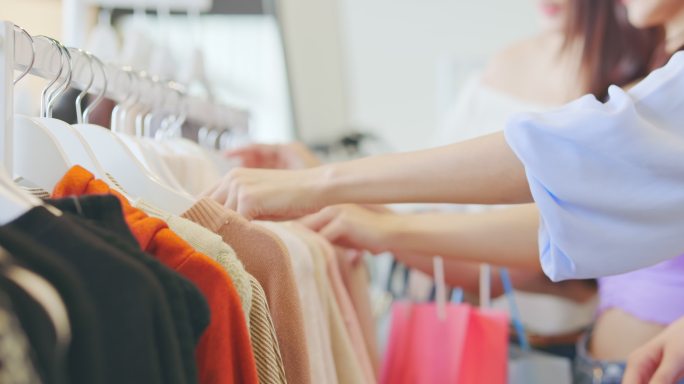 妇女在服装店购物逛街消费挑选试穿时尚潮流