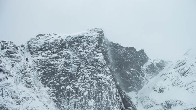 暴雪在山顶上吹的时间流逝