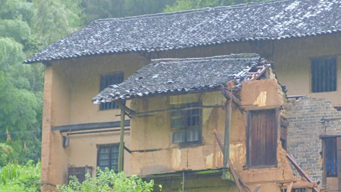 农村土砖房危房下雨