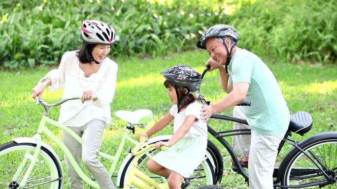 骑自行车的女孩和祖父母