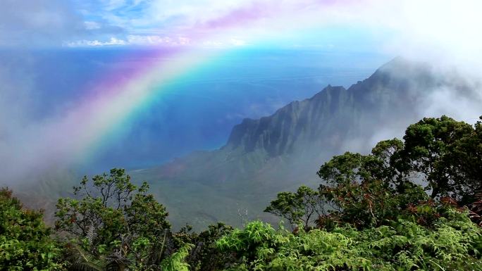 夏威夷卡拉劳小道上的彩虹