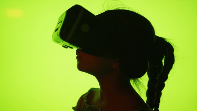 小女孩使用交互式虚拟现实眼镜