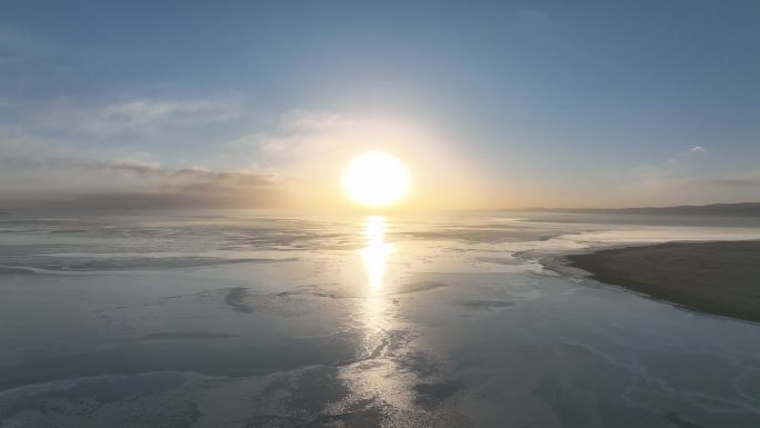御3航拍青海湖黑马河日出冬季结冰封冻4K