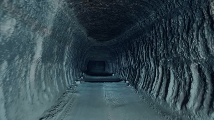 穿过黑暗的洞穴隧道前进