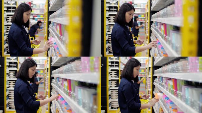 女人在超市里选择塑料制品