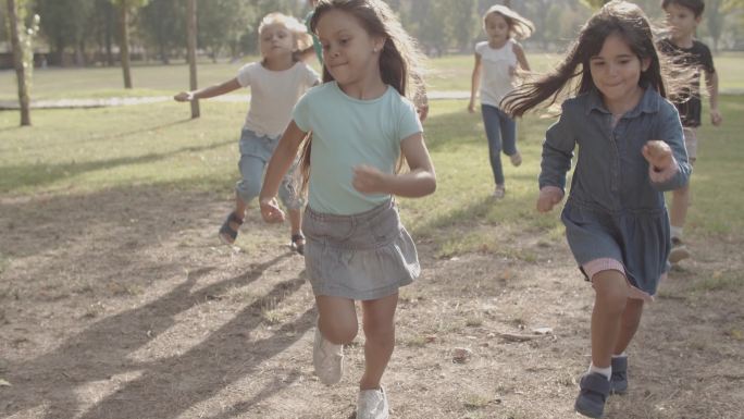 奔跑的小孩子奔跑游乐野外游玩