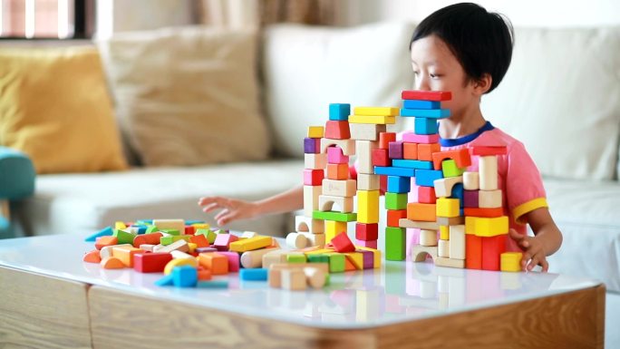 可爱的孩子玩积木积木玩具益智玩具