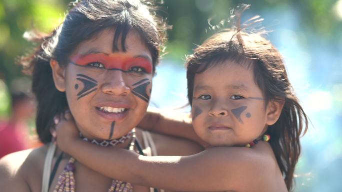 土著巴西年轻妇女和孩子