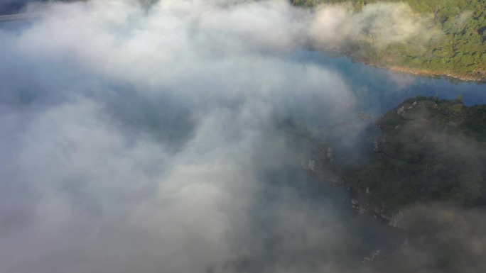 云雾缭绕的湖泊航拍
