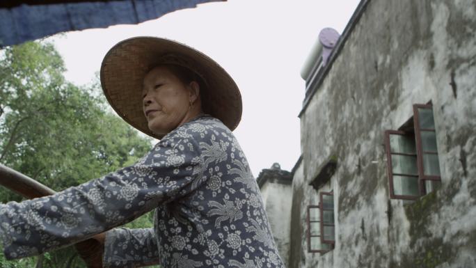 江苏苏州古城摇船的中年女人