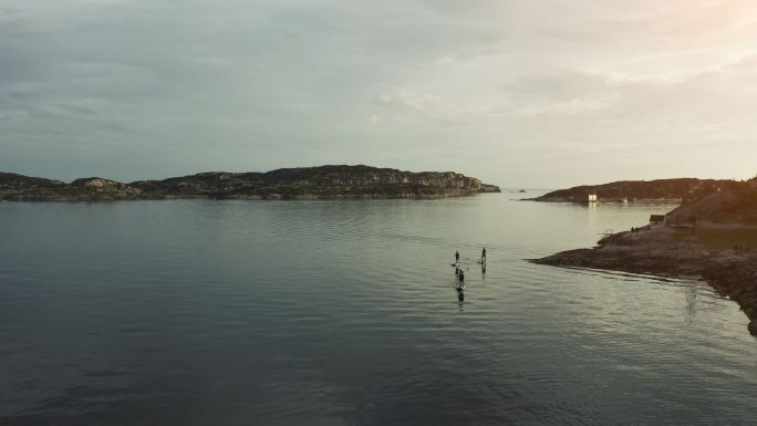 人们在冲浪板上享受北海平静的海水