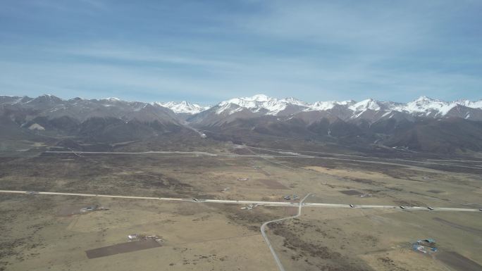 甘肃扁都口草原草地雪山羊群牧场蓝天公路