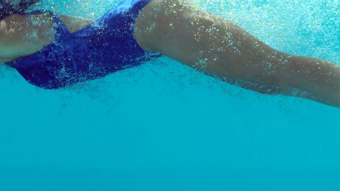 穿着蓝色泳衣在水下游泳的女人