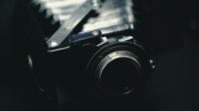 旧复古胶卷相机的特写镜头。