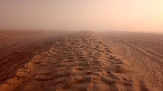 日出时沙漠的鸟瞰图