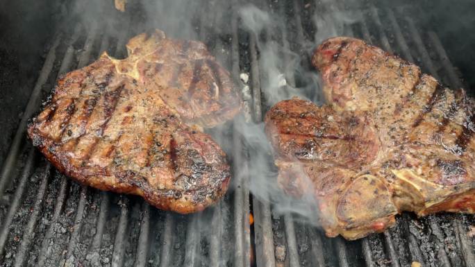 炭烤牛肉丁骨牛排