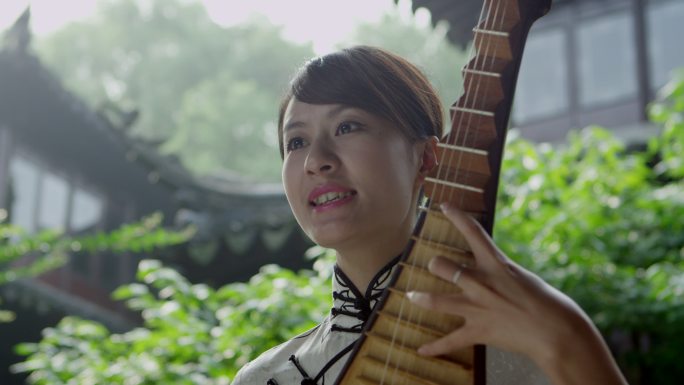 在苏州园林里演奏琵琶的女人