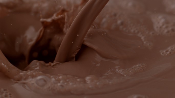 巧克力牛奶以慢动作倒出和飞溅
