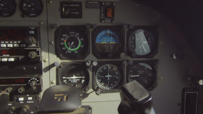 小型飞机的驾驶舱仪表盘