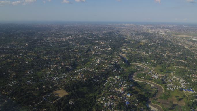 小型飞机的驾驶舱俯瞰非洲城市