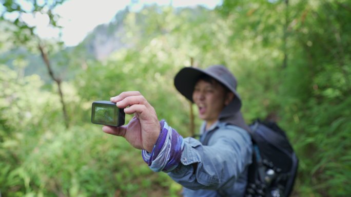 在自拍的徒步旅行者