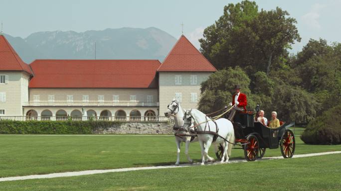 一家人在城堡公园乘坐马车