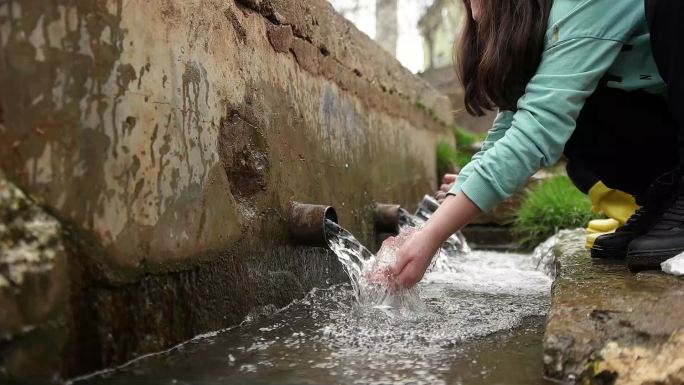 在户外洗手的孩子水资源自来水流水水流