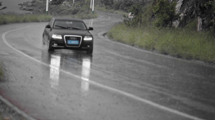 【4K原声】山区雨天公路汽车驶过