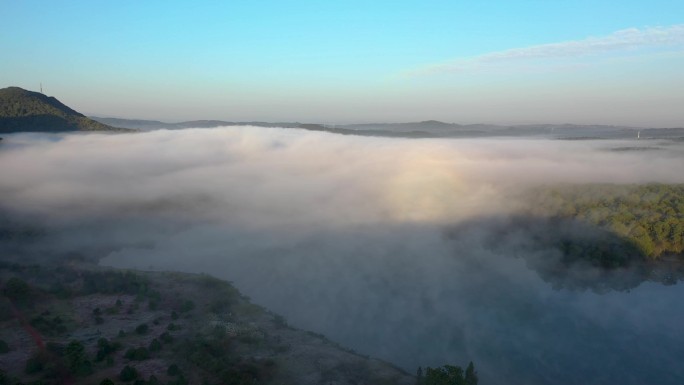 云雾缭绕的湖泊水源保护地