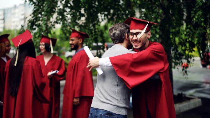 大学教授在毕业典礼后祝贺他的学生