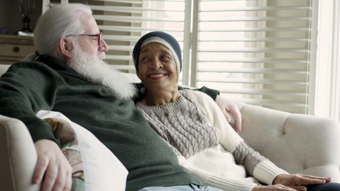 患有癌症的老年女性与她的丈夫放松