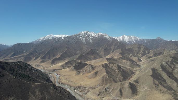 甘肃扁都口公路雪山草原