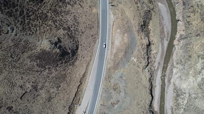 甘肃扁都口公路雪山草原车辆