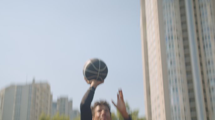 男子篮球运动员将球扔进篮筐的特写镜头
