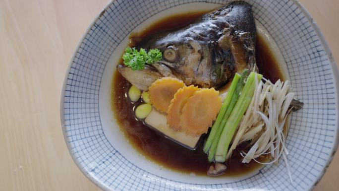 一盘日本酱油烤鱼头。