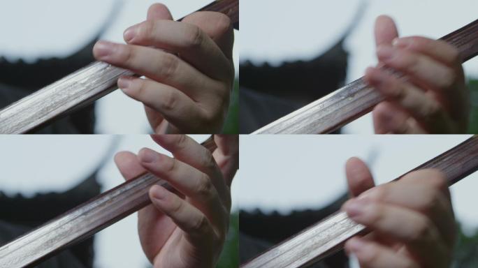 男人演奏三弦的手的特写
