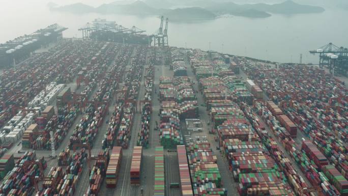 繁忙港口集装箱的无人机视图