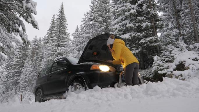 汽车在雪地抛锚了发动机坏了冬天雪天电话求