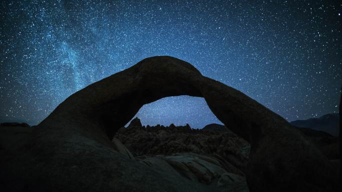 时间流逝：莫比乌斯拱门上方的恒星和银河系